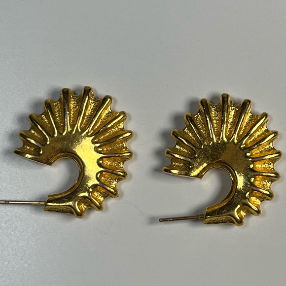 Vintage Heritage Museum Replica Gold Tone Fanned Half Hoop Earring - Picture 3 of 6